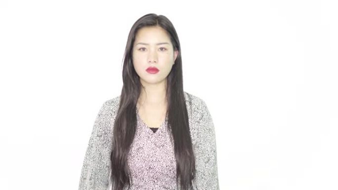 愤怒的中国女孩撕下口罩。