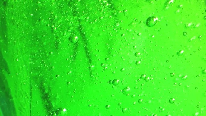 数以百万计的翡翠绿色气泡通过液体介质上升。这个片段令人放松和奇怪。可能是绿屏使用或背景的绝佳选择。