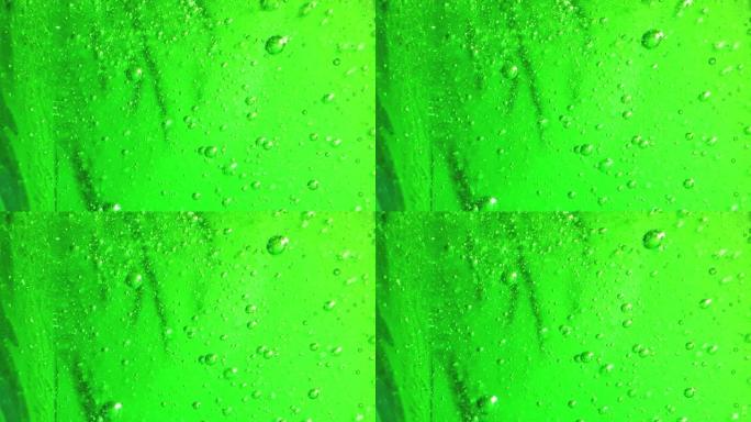 数以百万计的翡翠绿色气泡通过液体介质上升。这个片段令人放松和奇怪。可能是绿屏使用或背景的绝佳选择。