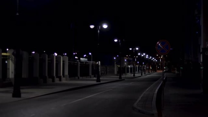 大城市夏夜的美丽而平静的气氛，黑暗的街道上有许多闪亮的灯笼。库存镜头。空旷的道路和人行道