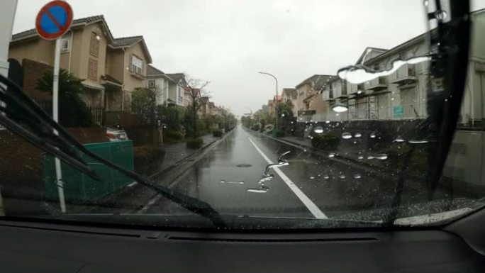 雨天/住宅区驾驶汽车