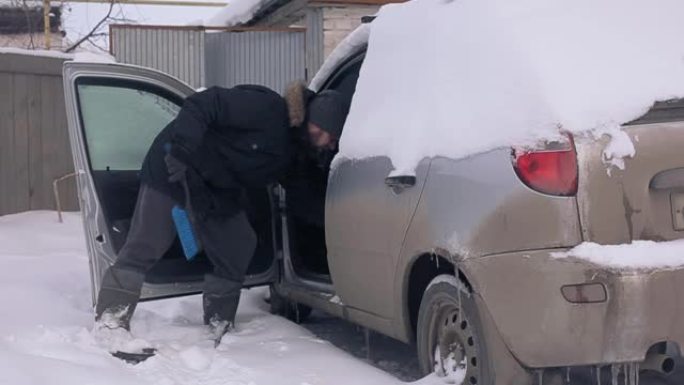 异常降雪气候变化一男子从雪中挖车