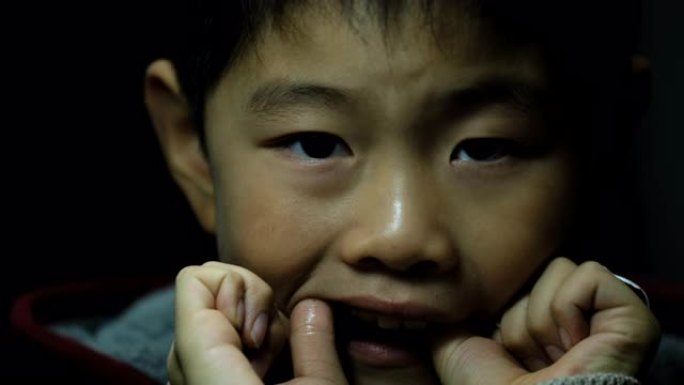 亚洲男孩使用牙线小男孩小朋友牙痛