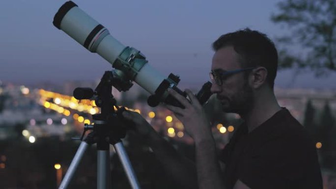 天文学家用望远镜看着星星和月亮，背景是模糊的城市灯光。