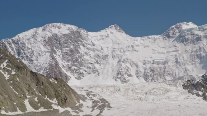 华丽的高山全景，白雪公主贝鲁卡山脉闪耀在冰川上方