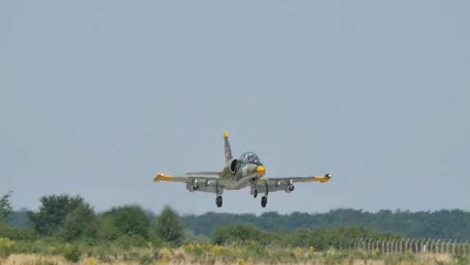 武装军事喷气教练机飞机Aero L-39信天翁在慢动作着陆