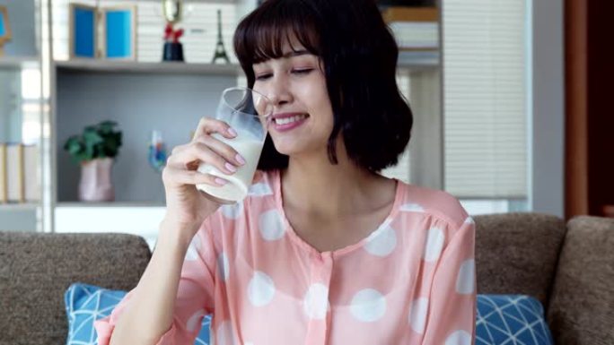 亚洲漂亮的年轻女人喝牛奶快乐