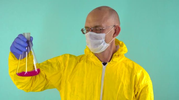 一位戴着眼镜和口罩的化学科学家在烧瓶，试管中摇动红色液体，然后眨眨眼。戴着口罩和医用手套的科学家实验