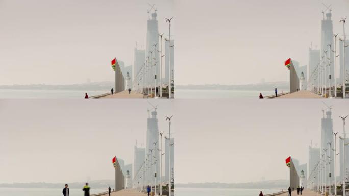 夏季青岛著名灯塔步行码头湾市中心建设全景延时4k中国