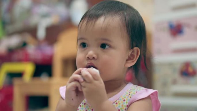 亚洲女婴吃火龙果特写