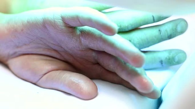银屑病患者的手在紫外线灯下特写