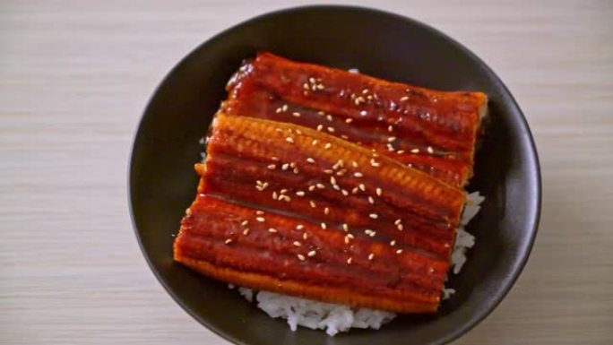 日本鳗鱼与饭碗或Unagi don烤制-日本美食风格