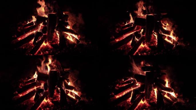 晚上有柴火的大火，晚上燃烧的篝火，火花，火焰的火焰，是很多红色的木煤，壁炉，慢动作视频没有声音，蒸汽