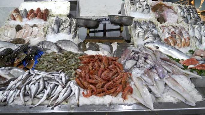 卡萨布兰卡市场上展示的新鲜海鲜的全景