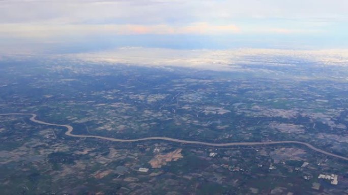 地面和蜿蜒的河流，从飞机上看