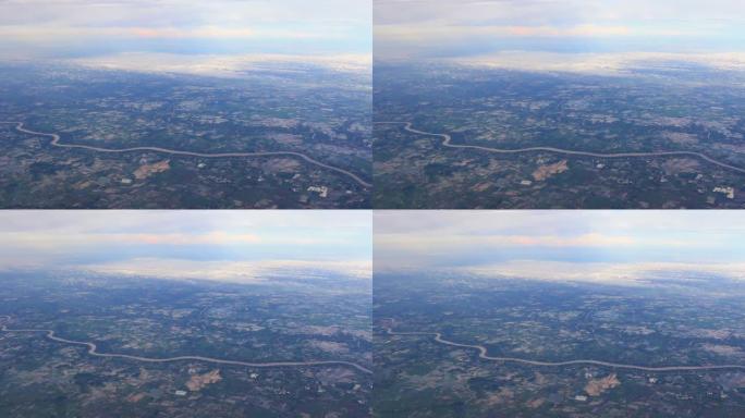 地面和蜿蜒的河流，从飞机上看