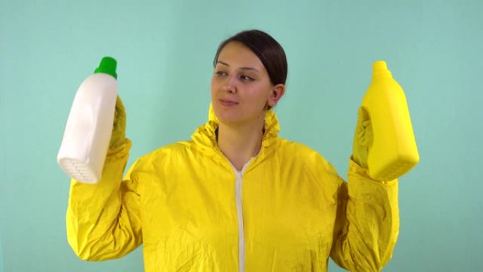 悲伤而疲惫的清洁女工，穿着蓝色背景的黄色西装。专业清洁的概念。清洁工手里拿着装有液体的容器，他不知道