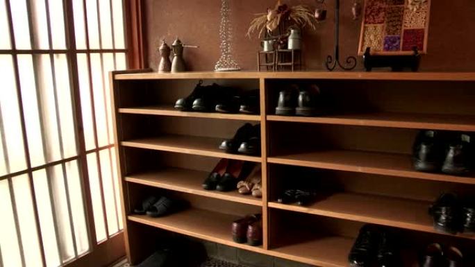 传统亚洲鞋柜。
