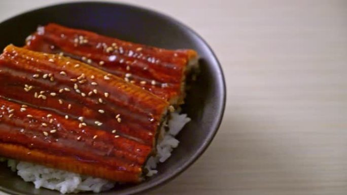 日本鳗鱼与饭碗或Unagi don烤制-日本美食风格