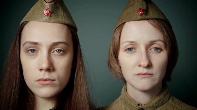 穿着苏联红军制服的年轻妇女