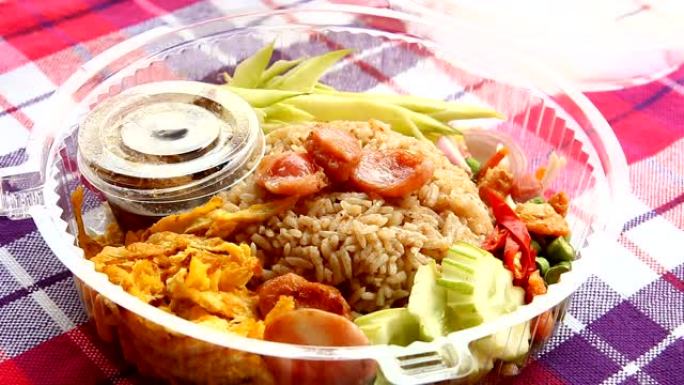 快递食品盒中的虾酱米饭