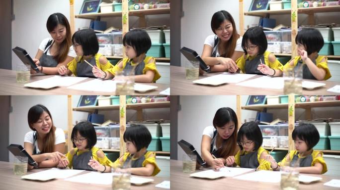 美术班老师在美术工作室教亚洲中国儿童绘画