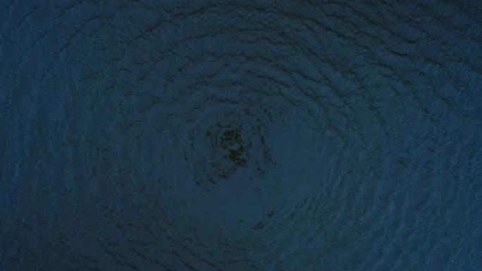 水圈在蓝色阴影下旋转和传播运动表面。