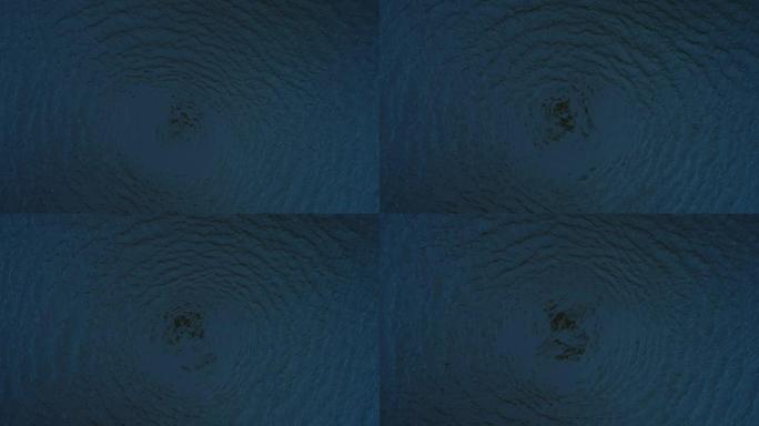 水圈在蓝色阴影下旋转和传播运动表面。