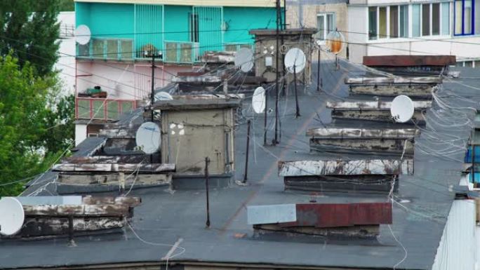 苏联建筑物屋顶上的电视卫星天线