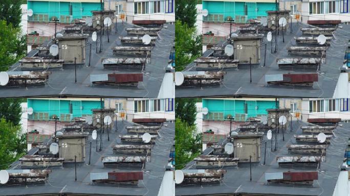 苏联建筑物屋顶上的电视卫星天线