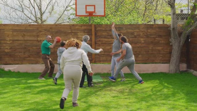 一家人在后院打篮球。