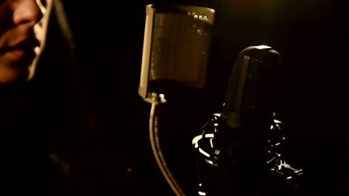在音乐工作室录制歌曲的歌手。
