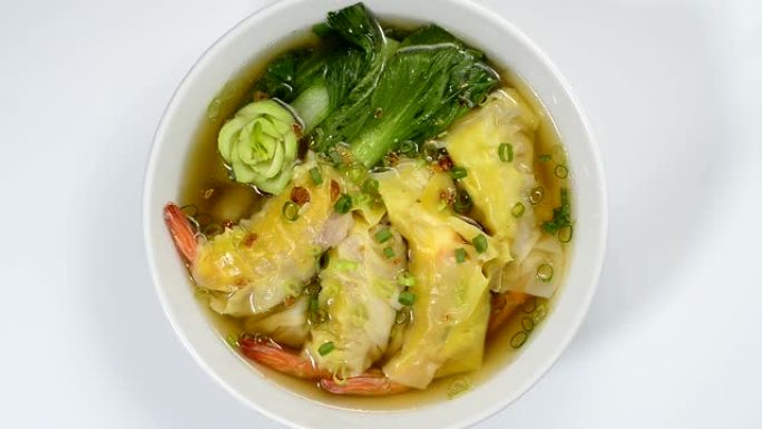 虾饺，白菜蔬菜配汤，撒上葱和香脆大蒜中餐