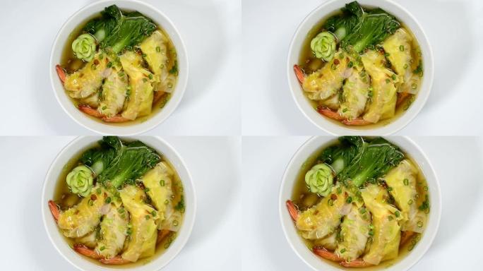 虾饺，白菜蔬菜配汤，撒上葱和香脆大蒜中餐