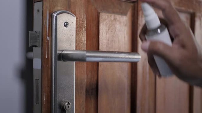 消毒门把手，喷雾和擦拭，清洁门把手与防腐剂作为冠状病毒新型冠状病毒肺炎预防