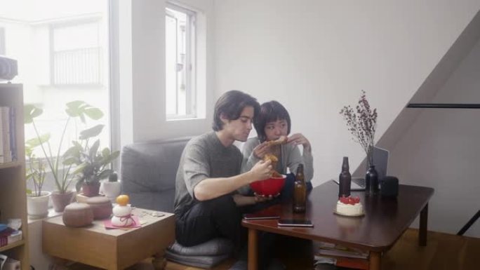 年轻的成年夫妇在圣诞节吃炸鸡