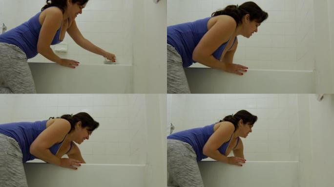 妇女在检疫期间用刷子清洁浴缸