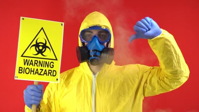 穿着防护化学防护服、口罩和横幅的人。生物保护。在红色背景上显示拇指向下。在男人周围抽烟。隔离，工作室