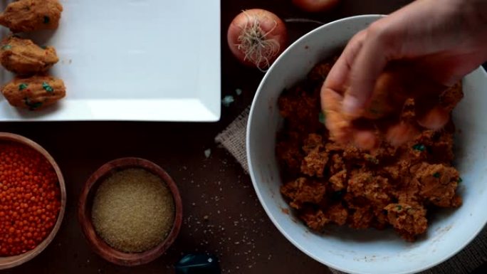 土耳其红色扁豆球 (扁豆馅饼) 的制作