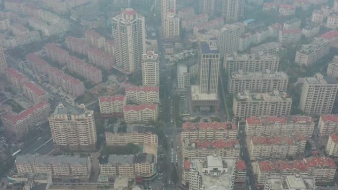 白天烟雾青岛市公寓住宅市区交通空中全景4k中国