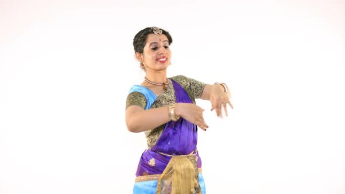 表演Bharatanatyam的印度妇女