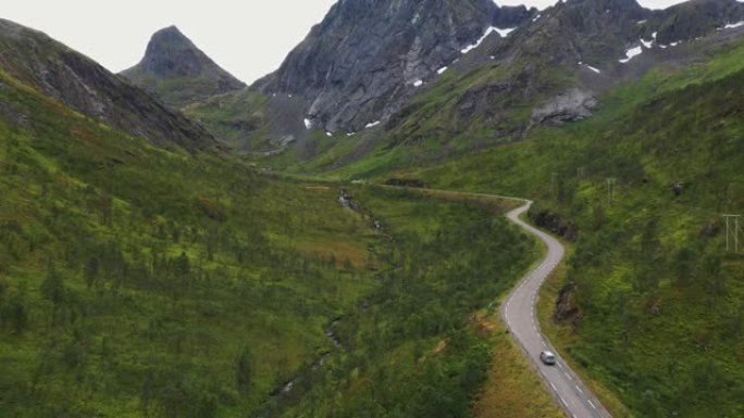 挪威山区道路的风景鸟瞰图