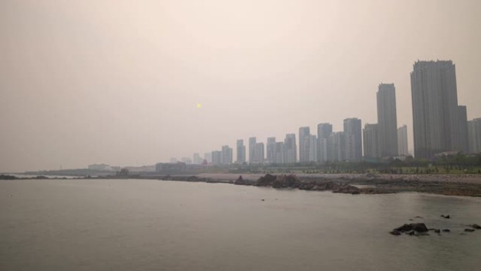 青岛市阴天公寓住宅综合体海岸线海湾全景延时4k中国