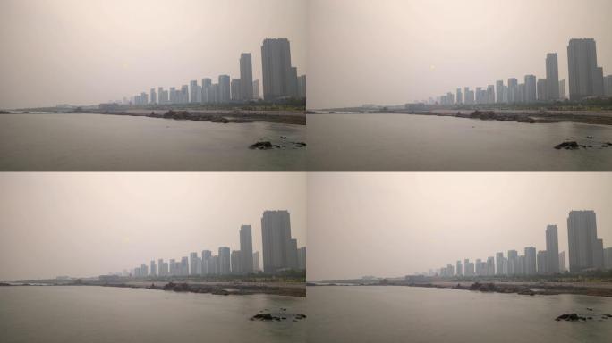 青岛市阴天公寓住宅综合体海岸线海湾全景延时4k中国