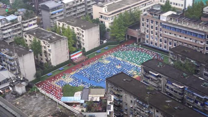 中国中学生在户外做运动。