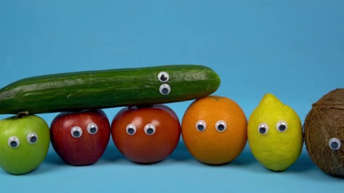眼睛特写的水果。蓝色背景上的水果和蔬菜的全家福。摄像机移开了。
