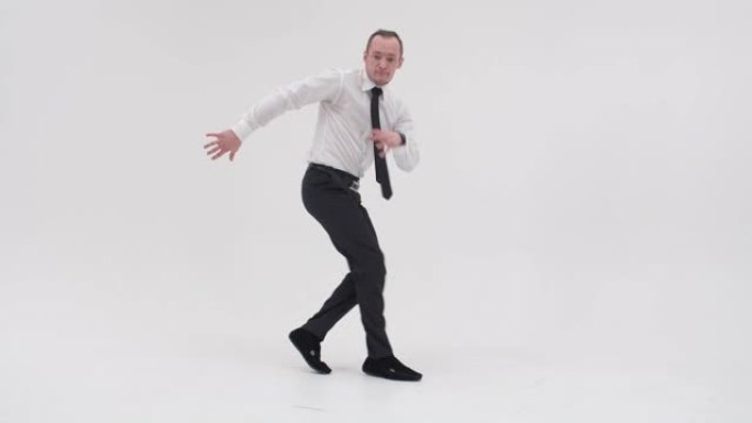 办公室风格的成年男性霹雳舞跳舞，上休息，然后移动到下跳。