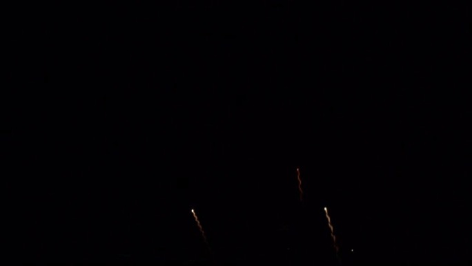在黑色背景下，许多闪烁着五颜六色的烟花在夜间庆祝新年、节日和节日。