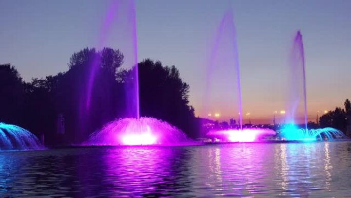 晚上城市公园的彩色喷泉