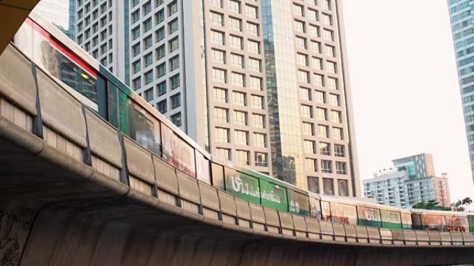 单轨电车系统中的电动火车，在曼谷高于地面